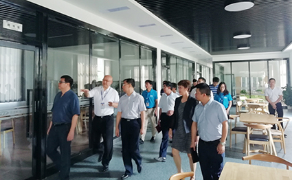 贛州市六大攻堅辦負責人劉建萍等領(lǐng)導(dǎo)一行臨江西憶源多媒體科技有限公司調(diào)研數(shù)字經(jīng)濟發(fā)展情況