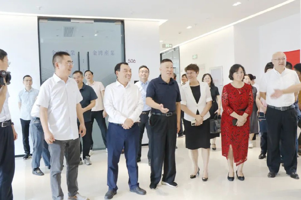 市委副書記、市委統(tǒng)戰(zhàn)部部長熊運(yùn)浪出席贛州銀行和贛商聯(lián)合會(huì)戰(zhàn)略合作協(xié)議簽約儀式