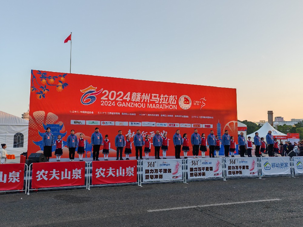 憶源科技董事長、總經(jīng)理徐林楠為贛州市首屆馬拉松賽事鳴槍發(fā)令